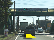 【直進】産業道路を直進して西本郷歩道橋を通過します。